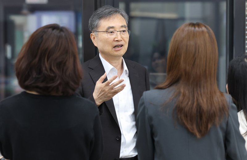 조현 외교부 장관 후보자가 27일 오전 서울 종로구 대우빌딩에 마련된 인사청문회 준비 사무실로 출근하며 취재진의 질문에 답하고 있다. 2025.6.27/뉴스1 ⓒ News1 임세영 기자