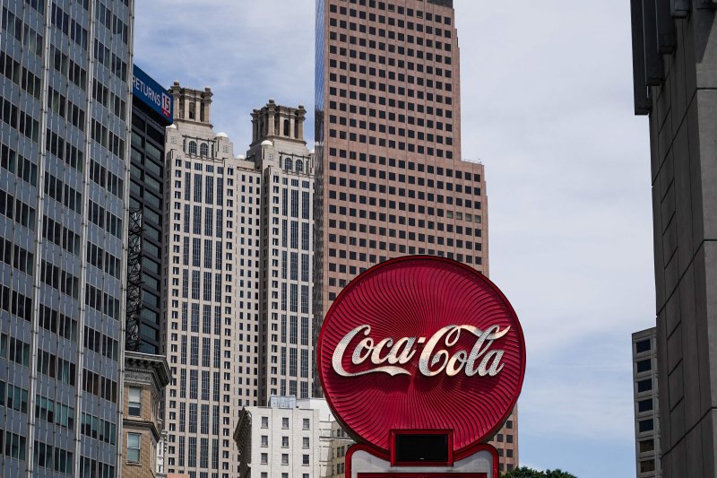미국 조지아주 애틀랜타의 중심지에 주요 건물들 사이에 코카콜라 간판이 보인다. 거대 음료 회사인 코카콜라가 미국 생산에 실제 사탕수수 설탕을 사용하기로 합의했다고 도널드 트럼프 대통령이 16일 소셜 미디어를 통해 발표했다. 코카콜라는 성분 변화를 즉시 확인하지 않았다. AFP 연합뉴스