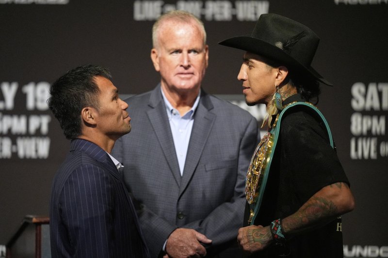 [라스베이거스=AP/뉴시스] 필리핀 복싱 영웅 매니 파키아오(46, 왼쪽)가 16일(현지 시간) 미 네바다주 라스베이거스에서 마리오 바리오스(30, 미국)와 타이틀전 기자회견을 하면서 포즈를 취하고 있다. 파키아오는 19일 라스베이거스에서 세계복싱평의회(WBC) 웰터급 챔피언인 바리오스를 상대로 복귀전을 치른다. 2025.07.16.