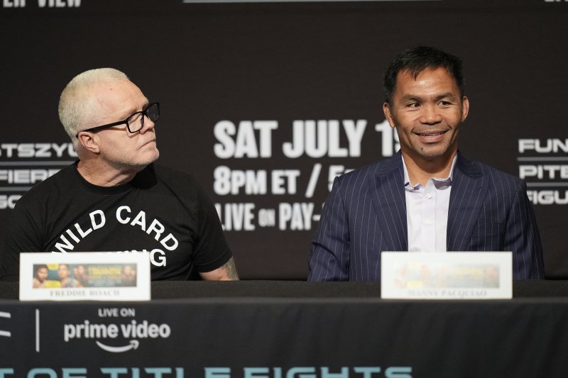 [라스베이거스=AP/뉴시스] 필리핀 복싱 영웅 매니 파퀴아오(46, 오른쪽)가 16일(현지 시간) 미 네바다주 라스베이거스에서 마리오 바리오스(30, 미국)와 타이틀전 기자회견을 하고 있다. 파퀴아오는 19일 라스베이거스에서 세계복싱평의회(WBC) 웰터급 챔피언인 마리오 바리오스(30, 미국)를 상대로 복귀전을 치른다. 왼쪽은 파퀴아오 트레이너. 2025.07.16.