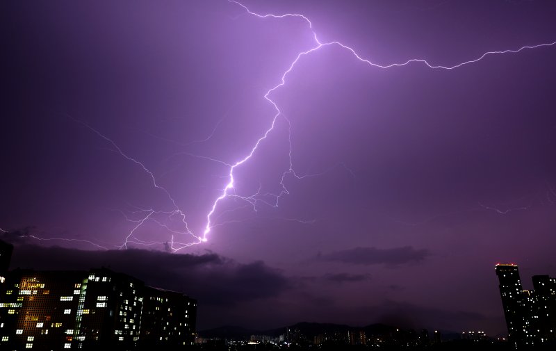 [세종=뉴시스] 강종민 기자 = 강풍을 동반한 폭우가 쏟아진 지난 16일 밤 세종시 밤하늘에 번개가 치고 있다. 2025.07.17. ppkjm@newsis.com