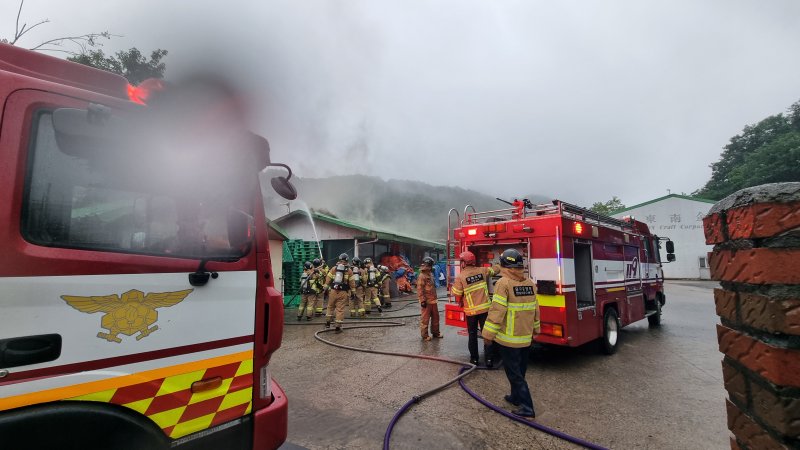 [충주=뉴시스] 17일 오전 8시15분께 충북 충주시 중앙탑면 용전리의 한 물류창고에 낙뢰로 인한 화재가 발생해 소방당국이 진화작업을 벌이고 있다. 이 불로 건물 지붕 일부가 불에 탔으나 인명피해는 없었다. (사진=충북소방본부 제공) 2025.07.17. photo@newsis.com