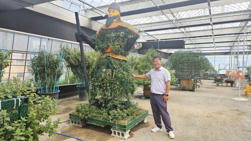 [창원=뉴시스] 강경국 기자 = 경남 창원시 농업기술센터 심춘석 축제화훼팀장이 올해 마산가고파국화축제에 출품할 작품을 소개하고 있다. 2025.07.17. kgkang@newsis.com *재판매 및 DB 금지