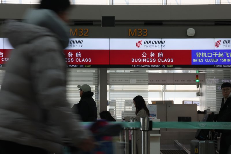 중국이 지난해 11월부터 한국인을 대상으로 무비자 정책을 시행하면서 중국 여행 수요가 크게 증가했다. 24일 인천국제공항 제1여객터미널 출국장 중국행 항공편 카운터에 여행객들이 출국 수속을 밟고 있다. 2025.2.24/뉴스1 ⓒ News1 권현진 기자