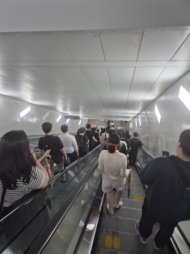 [르포] "우산도 무용지물...사고 날까 무서워요" 폭우에 잠긴 출근길