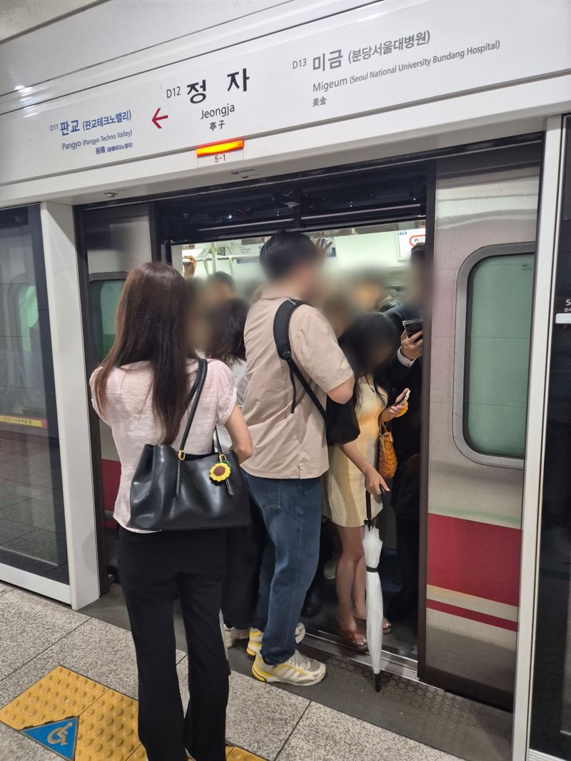 [르포] "우산도 무용지물...사고 날까 무서워요" 폭우에 잠긴 출근길