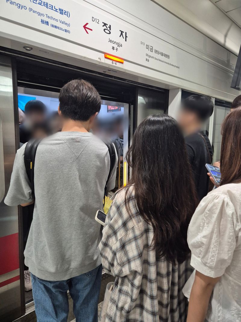 [르포] "우산도 무용지물...사고 날까 무서워요" 폭우에 잠긴 출근길