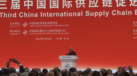 젠슨 황 엔비디아 CEO가 16일 베이징에서 열린 ‘제3회 중국 국제 공급망 촉진 박람회’ 개막식에서 AI와 공급망 혁신을 주제로 연설하고 있다. CMG