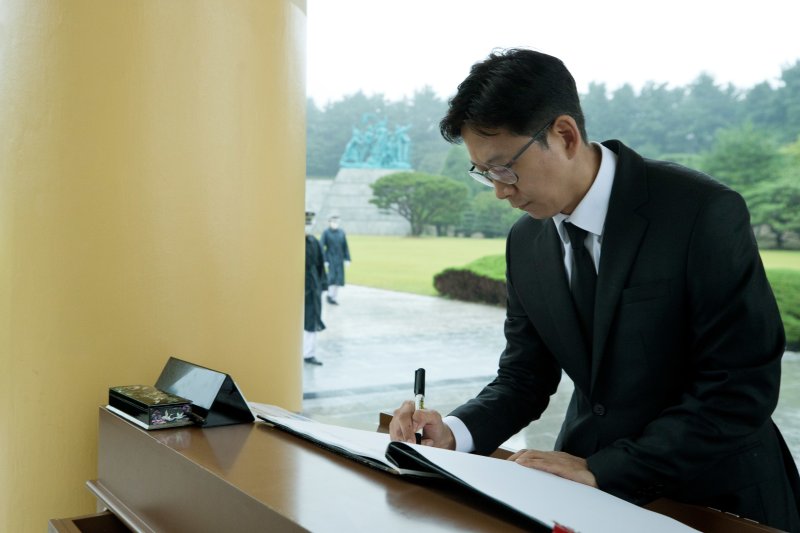 배경훈 과학기술정보통신부 장관이 16일 오후 대전광역시 유성구 국립대전현충원에서 현충탑에서 참배 후 방명록을 작성하고 있다. (과기부 제공. 재판매 및 DB 금지) 2025.7.16/뉴스1