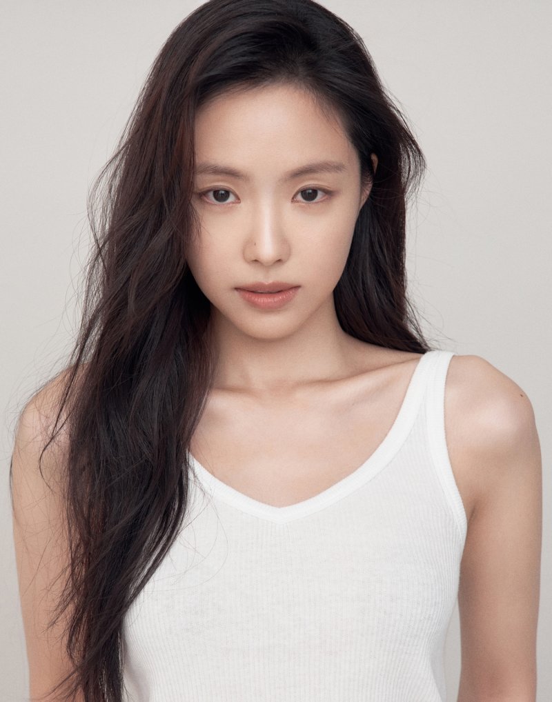 푹 파인 쇄골…손나은, 청초 비주얼 새 프로필 공개