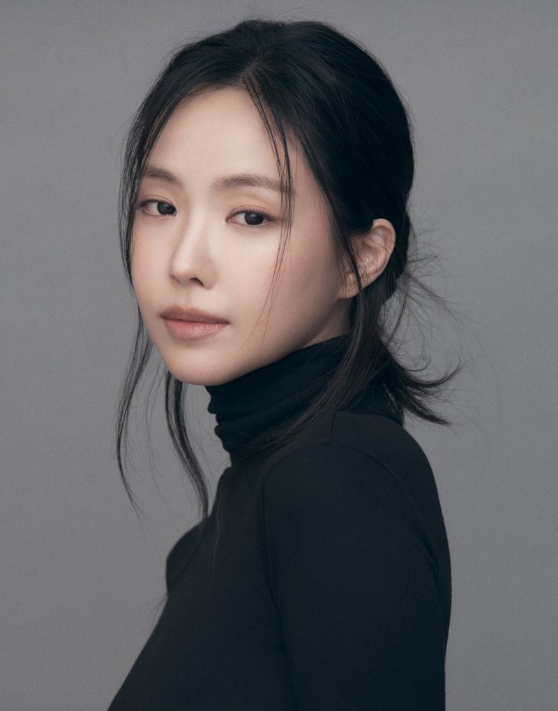 푹 파인 쇄골…손나은, 청초 비주얼 새 프로필 공개