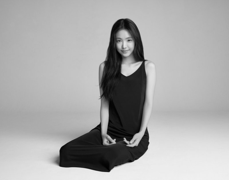 푹 파인 쇄골…손나은, 청초 비주얼 새 프로필 공개