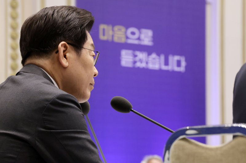 [서울=뉴시스] 최동준 기자 = 이재명 대통령이 16일 청와대 영빈관에서 열린 '기억과 위로, 치유의 대화' 사회적 참사 유가족과 간담회에서 유가족의 발언을 듣고 있다. 2025.07.16. photocdj@newsis.com