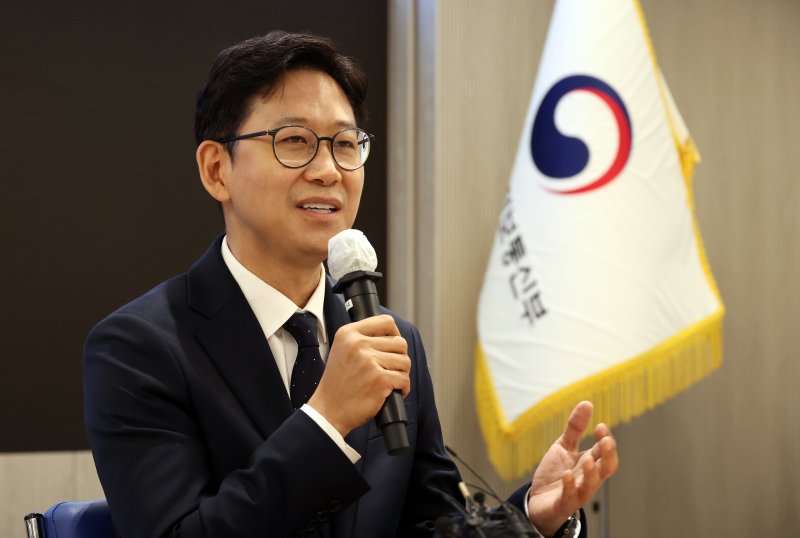 배경훈 과기정통부 장관 취임 "AI 누구나 활용할 수 있는 환경 만들 것"