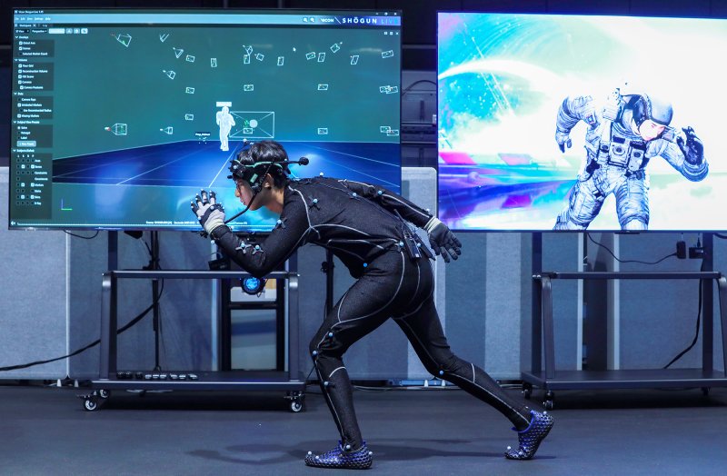 [서울=뉴시스] 경기 성남시 네이버 제2사옥 1784에 구축한 스튜디오 '모션스테이지'. 3D 제작 전문 슈트를 착용한 연기자가 연출하고 있다. (사진=네이버 제공)