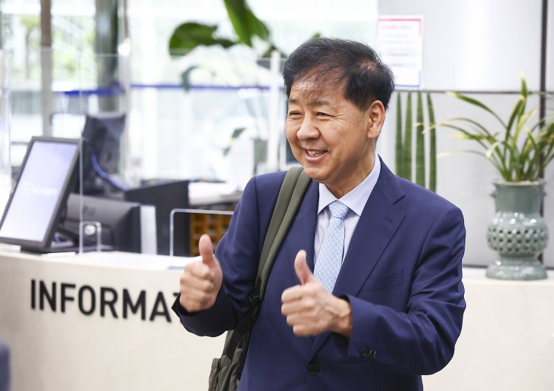 [서울=뉴시스] 김근수 기자 = 사진은 구윤철 경제부총리 겸 기획재정부 장관 후보자가 지난달 30일 오전 서울 중구 예금보험공사에 마련된 후보자 사무실로 출근하며 두 엄지를 들어보이고 있는 모습. 2025.06.30. ks@newsis.com