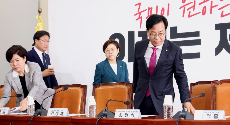 [서울=뉴시스] 김금보 기자 = 송언석 국민의힘 비상대책위원장 겸 원내대표가 17일 서울 여의도 국회에서 열린 비상대책위원회의에 참석하고 있다. 2025.07.17. kgb@newsis.com