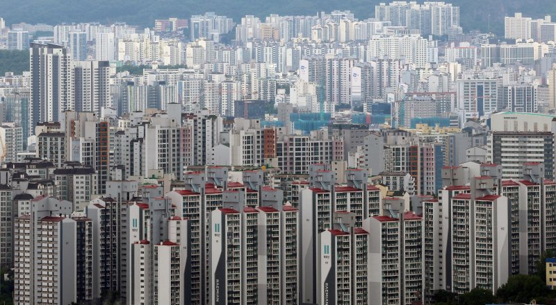 지난 15일 서울 남산에서 바라본 아파트 모습. 뉴스1