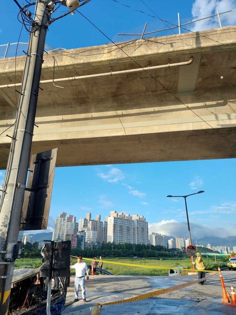 지난해 9월 3일 오전 6시 35분쯤 강원 강릉시 홍제동 강릉대교에서 발생한 차량 추락 사망사고 수습 현장.(강원도소방본부 제공. 재판매 및 DB 금지)