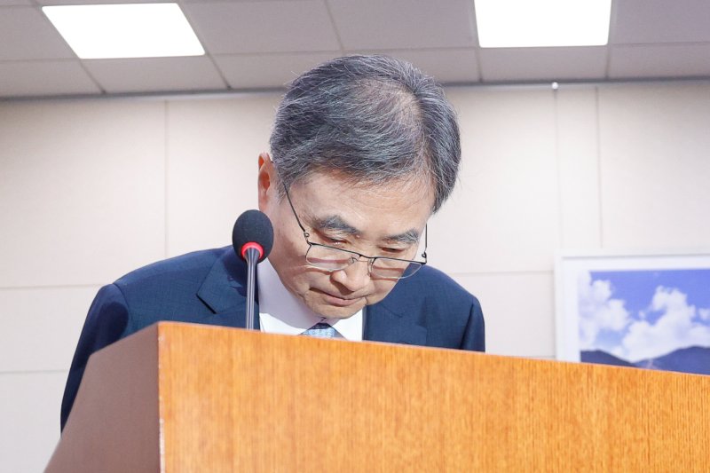 조현 외교부 장관 후보자가 17일 국회 외교통일위원회에서 열린 인사청문회에 출석해 모두 발언을 마친 뒤 인사하고 있다. 뉴스1