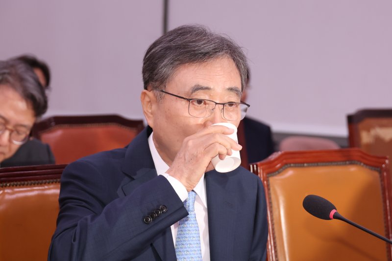 조현 외교부 장관 후보자가 17일 국회 외교통일위원회에서 열린 인사청문회에서 물을 마시고 있다. 뉴시스