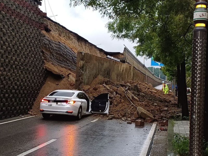 16일 오후 경기 오산시 가장교차로 고가도로 바카라사이트 통장이 무너져 소방관들이 매몰된 차량 구조작업을 하고 있다. (경기도소방재난본부 제공. 재판매 및 DB 금지) 2025.7.16/뉴스1 ⓒ News1 김기현 기자