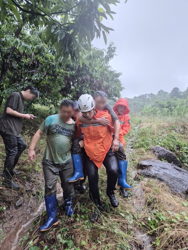 산사태 고립 주민 구조하는 소방대원 (출처=연합뉴스)