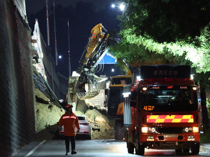 16일 오후 경기 오산시 가장교차로 고가도로 옹벽이 무너져 소방관들이 매몰된 차량구조작업을 하고 있다. 2025.7.16/뉴스1 ⓒ News1 김영운 기자