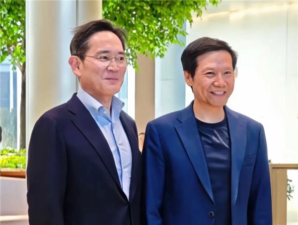 [서울=뉴시스]이재용 삼성전자 회장이 중국 베이징에서 개막하는 고위급 발전 포럼에 참석 차 중국을 방문해 샤오미 레이쥔 최고경영자(CEO)와 만남을 가졌다. (사진=웨이보 캡쳐) photo@newsis.com