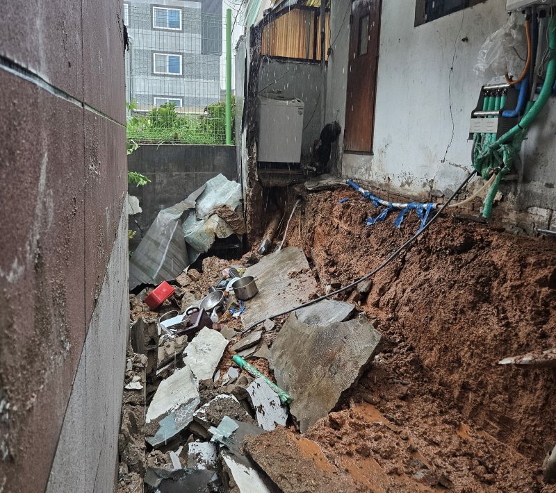 호우경보가 발효된 17일 오전 11시쯤 광주 남구 월산동의 한 주택에서 담장이 무너졌다는 신고가 접수돼 당국이 조치를 취하고 있다.(독자 제공. 재판매 및 DB 금지) 2025.7.17/뉴스1