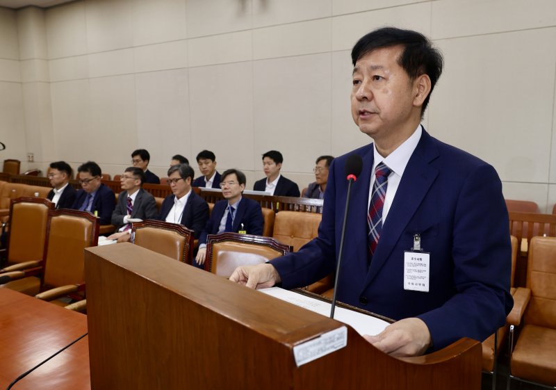 [서울=뉴시스] 조성봉 기자 = 구윤철 경제부총리 겸 기획재정부 장관 후보자가 17일 서울 여의도 국회 기획재정위원회에서 열린 인사청문회에서 모두 발언을 하고 있다. 2025.07.17. suncho21@newsis.com