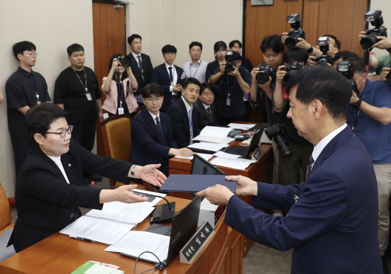 [서울=뉴시스] 조성봉 기자 = 구윤철 경제부총리 겸 기획재정부 장관 후보자가 17일 서울 여의도 국회 기획재정위원회에서 열린 인사청문회에서 임이자 기재위원장에게 선서문을 제출하고 있다. 2025.07.17. suncho21@newsis.com