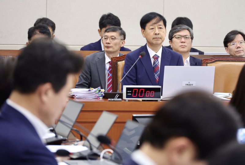 [서울=뉴시스] 조성봉 기자 = 구윤철 경제부총리 겸 기획재정부 장관 후보자가 17일 서울 여의도 국회 기획재정위원회에서 열린 인사청문회에서 의원의 질의를 듣고 있다. 2025.07.17. suncho21@newsis.com
