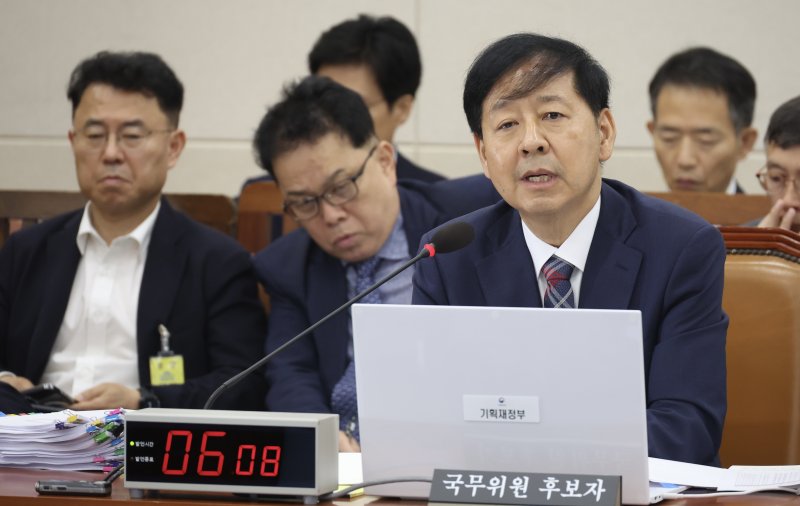 [서울=뉴시스] 조성봉 기자 = 구윤철 경제부총리 겸 기획재정부 장관 후보자가 17일 서울 여의도 국회 기획재정위원회에서 열린 인사청문회에서 의원의 질의에 답변하고 있다. 2025.07.17. suncho21@newsis.com