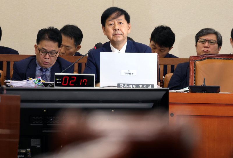 [서울=뉴시스] 조성봉 기자 = 구윤철 경제부총리 겸 기획재정부 장관 후보자가 17일 서울 여의도 국회 기획재정위원회에서 열린 인사청문회에서 의원의 질의를 듣고 있다. 2025.07.17. suncho21@newsis.com