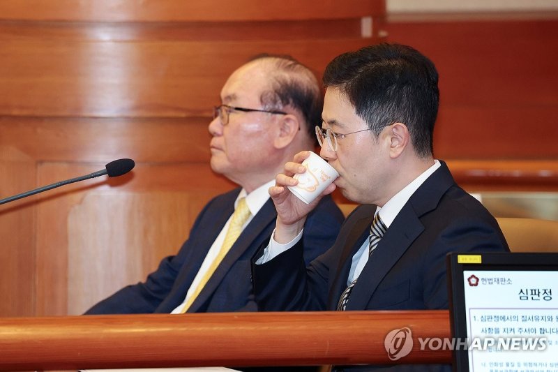 물 마시는 손준성 검사 (출처=연합뉴스)