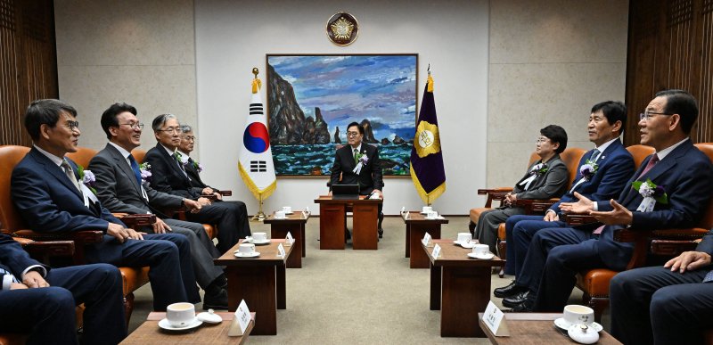 우원식 국회의장이 17일 국회에서 열린 제77주년 제헌절 경축식에 앞서 4부요인 및 감사원장, 여야 지도부 등과 환담하고 있다. 2025.7.17/뉴스1 ⓒ News1 국회사진기자단