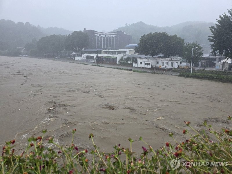 폭우에 담양 국수거리 아슬아슬 (출처=연합뉴스)