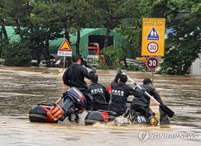 폭우 속 구조 나선 소방대원 (출처=연합뉴스)