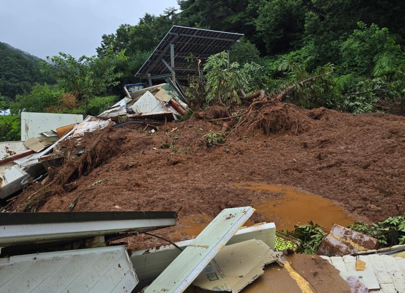 17일 오전 9시34분쯤 청양군 대치면 주정리에서 산사태가 발생했다. 소방당국은 산사태로 무너진 흙더미에 매몰된 것으로 추정된 주민 2명을 구조했다. 사진은 산사태 사고 현장. (청양군 제공. 재판매 및 DB금지)2025.7.17/뉴스1