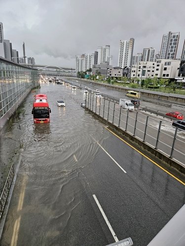 물에 잠긴 아산 세교지하차도 앞 도로 (출처=연합뉴스)
