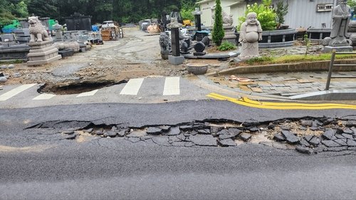집중호우에 파손된 천안시 목천읍 일대 도로 (출처=연합뉴스)
