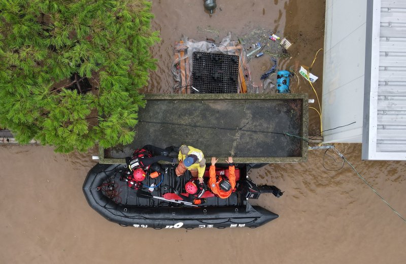 17일 오전 충남 예산군 고덕면에서 중앙119구조본부 충청강원 119특수구조대 대원들이 보트로 주민을 구조하고 있다. 2025.7.17/뉴스1 ⓒ News1 김기태 기자