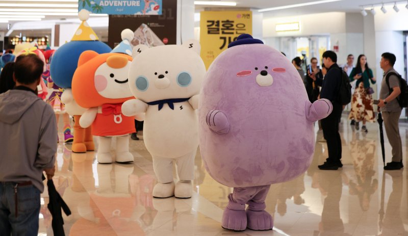 지난해 7월 17일 서울 강남구 코엑스에서 열린 캐릭터 라이선싱 페어 2025에서 다양한 캐릭터 상품이 전시돼있다. 뉴시스