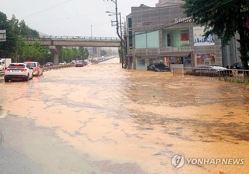 흙탕물 범벅된 광주 도로 (출처=연합뉴스)