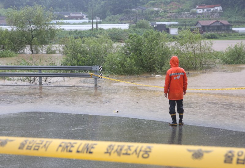 [청주=뉴시스] 서주영 기자 = 집중호우가 내린 17일 충북 청주시 흥덕구 오송읍 상봉2리의 마을 진입로가 물에 잠겨 있다. 2025.07.17. juyeong@newsis.com