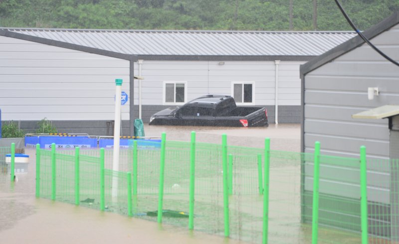 [청주=뉴시스] 서주영 기자 = 17일 충북 청주시 흥덕구 오송읍 상봉2리에서 한 공장 사무실이 물에 잠겨 있다. 2025.07.17. juyeong@newsis.com