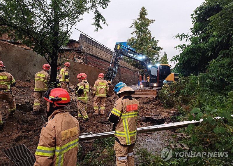 오산 가장교차로 고가도로 옹벽 붕괴 (출처=연합뉴스)
