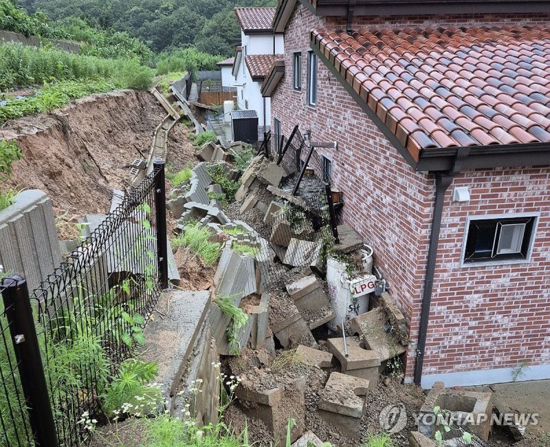 옹벽 무너진 주택 (출처=연합뉴스)