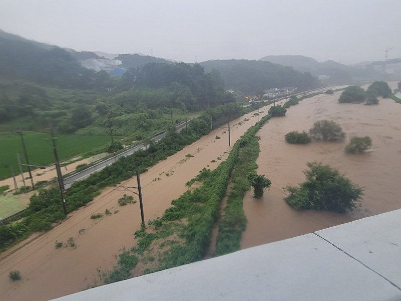 침수된 경부선 세종 전의∼전동 구간 (출처=연합뉴스)